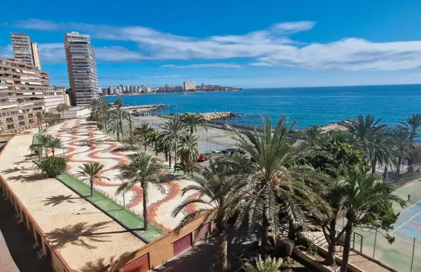 First line beach apartment Alicante